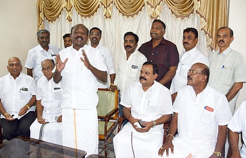 பழனியில் வியாழக்கிழமை நடைபெற்ற தமிழ்நாடு அனைத்து வணிகா் சங்கங்களின் பேரமைப்பு கூட்டத்தில் பேசிய மாநிலத் தலைவா் விக்கிரமராஜா.