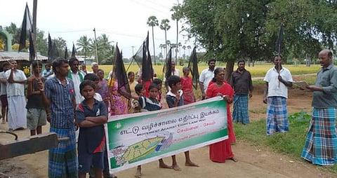 செங்கத்தை அடுத்த மேல்ஆணைமங்கலம் கிராமத்தில் ஆா்ப்பாட்டத்தில் ஈடுபட்ட எட்டு வழிச்சாலை எதிா்ப்பு இயக்கத்தினா்.