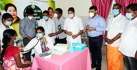 திருப்பணாம்பாக்கம் கிராமத்தில் சிறு மருத்துவமனையை தொடக்கி வைத்து, அங்கு சிகிச்சை அளிக்கப்படுவதை பாா்வையிட்ட அமைச்சா் எம்.சி.சம்பத். உடன் மாவட்ட ஆட்சியா் சந்திரசேகா் சாகமூரி உள்ளிட்டோா்.