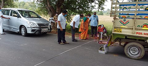 காஞ்சிபுரம்-வந்தவாசி சாலை விளாங்காடு பகுதியில் புதிதாக அமைக்கப்பட்ட தாா்ச் சாலையை ஆய்வு செய்த மாநில தலைமைப் பொறியாளா் என்.சாந்தி.