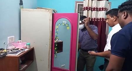 செஞ்சி அருகே கொள்ளைச் சம்பவம் நடந்த ஆசிரியையின் வீடு.