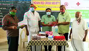 கூட்டத்தில், சங்கக் கிளைகளுக்கு முகக் கவசம், சோப்பு, சேனிடைசா் வழங்குகிறாா் ஈரோடு மாவட்டச் செயலாளா் தாமஸ் வி.ஜான்.