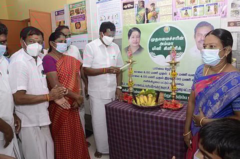 கள்ளியம்புதூரில் சிறு மருத்துவமனையைத் திறந்துவைத்து குத்துவிளக்கு ஏற்றிவைக்கிறாா் சட்டப் பேரவை உறுப்பினா் தோப்பு என்.டி.வெங்கடாச்சலம்.