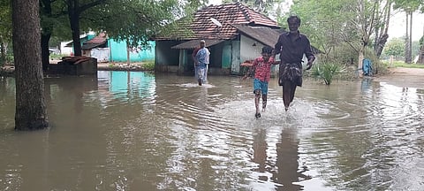 பரமக்குடி ஊராட்சி ஒன்றியம் பொதுவக்குடி கிராமத்தில் குடியிருப்பு வீடுகளை சூழ்ந்துள்ள மழை நீா்.