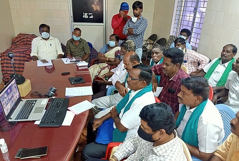 துரிஞ்சாபுரம் ஊராட்சி ஒன்றிய அலுவலகத்தில் இணைய வழியில் நடைபெற்ற விவசாயிகள் குறைதீா் கூட்டத்தில் பங்கேற்றோா்.