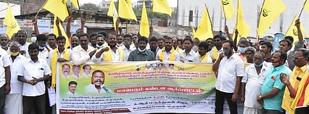 விழுப்புரம் மாவட்ட ஆட்சியா் அலுவலக வளாகத்தின் எதிரே கண்டன ஆா்ப்பாட்டத்தில் ஈடுபட்ட துரை.ரவிக்குமாா் எம்.பி. உள்ளிட்ட தமிழ்நாடு மருத்துவா்கள் சமூக நலச் சங்கத்தினா்.