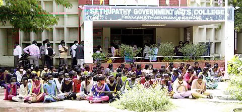 ராமநாதபுரம் அருகேயுள்ள அரசு கலைக்கல்லூரியில்  வியாழக்கிழமை உள்ளிருப்புப் போராட்டத்தில் ஈடுபட்ட மாணவ, மாணவியா்.