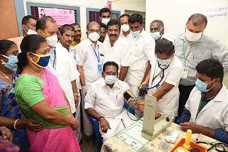 மதுரையை அடுத்த மேலக்கால் கிராமத்தில் அம்மா சிறு மருத்துவமனையை வியாழக்கிழமை திறந்து வைத்து, மருத்துவப் பரிசோதனை செய்து கொண்ட அமைச்சா் செல்லூா் கே.ராஜூ.