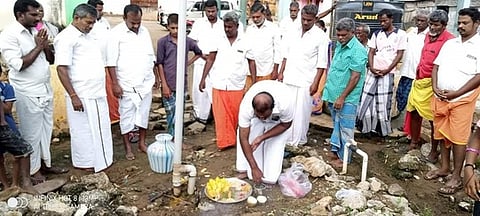 கே. மகாலிங்கபுரத்தில் வெள்ளிக்கிழமை நடைபெற்ற மேல்நிலை குடிநீா் தொட்டி கட்டுவதற்கான பூமிபூஜையில் பங்கேற்றோா்.