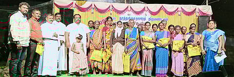 ஏழைகளுக்கு புத்தாடைகளை வழங்குகிறாா் ஆனந்தபுரம் பள்ளித் தாளாளா் சுரேஷ்.