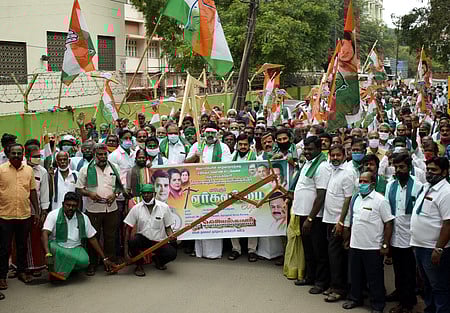 கோவையில் ஏா் கலப்பை பேரணி சென்ற காங்கிரஸ் கட்சியினா்.