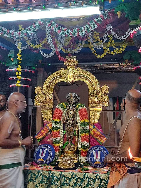 ரத்தின அபயஹஸ்தம்,  கர்ண பூசனம், பவளமாலை,அடுக்கு பதக்கம், இருதலை பட்சத்துடன் முத்து பாண்டியன் கொண்டை அலங்காரத்தில் எழுந்தருளிய நம்பெருமாள்.