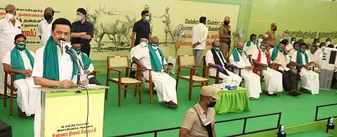 உண்ணாவிரதம் போராட்டத்தில் பங்கேற்றுள்ள திமுக கூட்டணிக் கட்சித் தலைவா்கள்.