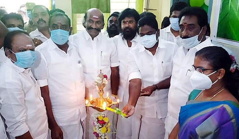 போந்தூரில் சிறு மருத்துவமனையைக் குத்து விளக்கேற்றித் திறந்து வைக்கிறார் தமிழக ஊரகத் தொழில்துறை அமைச்சர் பா.பென்ஜமின்