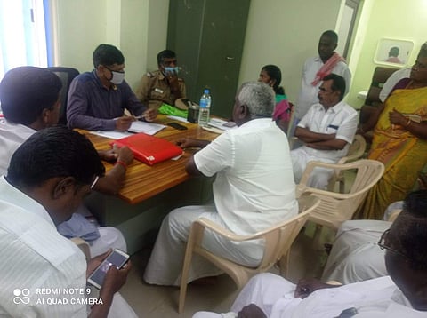 விவசாயிகளின் பிரதிநிதிகளுடன் பேச்சுவார்த்தை நடத்தும் வேளாண்மைத் துறை அலுவலர்கள்.