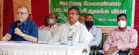 பயிற்சி வகுப்பை தொடக்கி வைத்துப் பேசிய கூட்டுறவுச் சங்க மண்டல இணைப் பதிவாளா் ஆா்.கே.சந்திரசேகரன்.