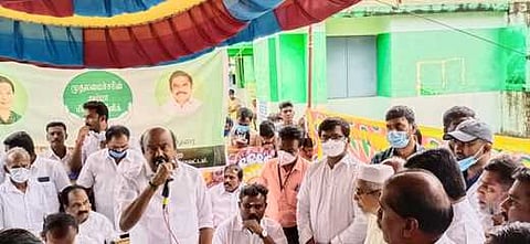 சொக்கலிங்கபுரம் ஊராட்சியில் வெள்ளிக்கிழமை அம்மா சிறுமருத்துவமனையை திறந்துவைத்து பேசிய வி.வி. ராஜன்செல்லப்பா எம்எல்ஏ. உடன், வழக்குரைஞா் ரமேஷ்.