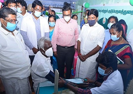 கமுதி அருகே பம்மனேந்தலில் அம்மா சிறு மருத்துவமனையை வெள்ளிக்கிழமை தொடக்கி வைத்த ராமநாதபுரம் மாவட்ட ஆட்சியா் தினேஷ் பொன்ராஜ் ஆலிவா்.