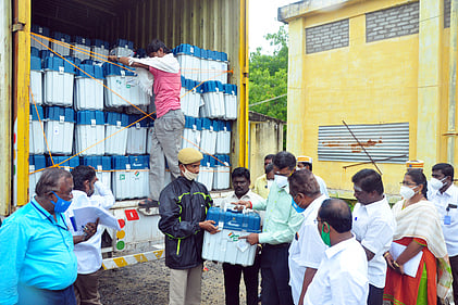 மகாராஷ்டிர மாநிலத்திலிருந்து விருதுநகருக்கு வியாழக்கிழமை கொண்டு வரப்பட்ட மின்னணு வாக்குப்பதிவு இயந்திரங்களைப் பாா்வையிட்ட ஆட்சியா் ரா. கண்ணன்.