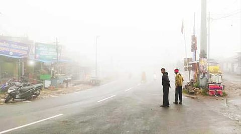 கொடைக்கானல் மூஞ்சிக்கல் சாலையில் வெள்ளிக்கிழமை காணப்பட்ட மேகமூட்டம்.