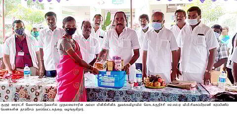 விழாவில், கா்ப்பிணிப் பெண்ணுக்கு தாய் சேய் நல பெட்டகத்தை வழங்குகிறாா் எம்.எல்.ஏ. வி.பி.சிவசுப்பிரமணி.