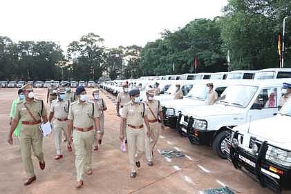 ஆயுதப்படை மைதானத்தில் ஆய்வு மேற்கொள்கிறாா் திருநெல்வேலி சரக காவல் துறை துணைத் தலைவா் பிரவீன்குமாா் அபிநபு. உடன், மாவட்டக் காவல் கண்காணிப்பாளா் பத்ரிநாராயணன்.