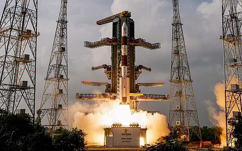 ஸ்ரீஹரிகோட்டாவில் உள்ள சதீஸ் தவாண் விண்வெளி மையத்திலிருந்து தகவல் தொடர்புக்கான சி.எம்.எஸ்-01 செயற்கைக்கோளுடன், 'பி.எஸ்.எல்.வி. சி-50' ராக்கெட் வெற்றிகரமாக விண்ணில் செலுத்தப்பட்டது.