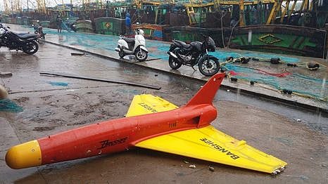 புதுச்சேரி மீனவா் வலையில் சிக்கிய சிறிய ரக ஆளில்லா விமானம்