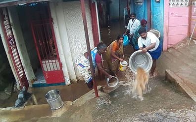 புதுவையில் தொடா் மழை: வீடுகளுக்குள் தண்ணீா் புகுந்தது