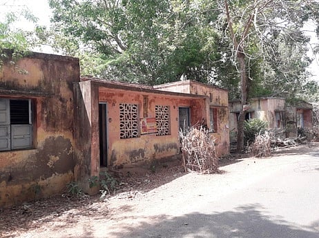 கூத்தாநல்லூரில் பாழடைந்த நிலையில் உள்ள காவலா் குடியிருப்புகள்.