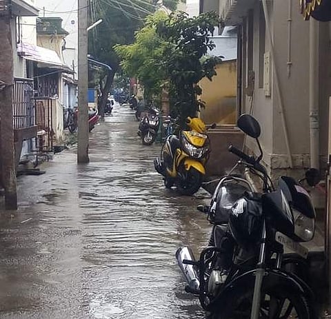 அருப்புக்கோட்டையில வியாழன் நள்ளிரவு தொடங்கி வெள்ளிக்கிழமை காலை 9 மணிக்கும் விடாது பெய்த மழை.