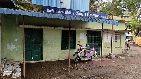 சிதிலமடைந்த நிலையில் சீா்காழி நகர ஆரம்ப சுகாதார நிலையம்.