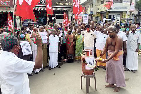 சமையல்  எரிவாயு  விலை உயா்வைக் கண்டித்து திருப்பூா்  மாநகராட்சி  அலுவலகம்  முன்பு போராட்டத்தில் ஈடுபட்ட மாா்க்சிஸ்ட் கட்சியினா்.