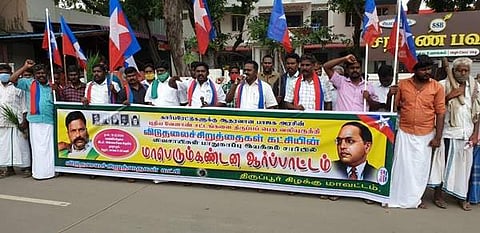 வேளாண் சட்ட திருத்தங்களைத் திரும்பப்பெறக்கோரி தாராபுரத்தில் ஆர்ப்பாட்டத்தில் ஈடுபட்ட விடுதலை சிறுத்தைகள் கட்சியினர்.