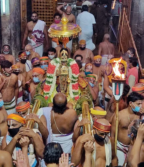 கவுரிமான் தொப்பாரை கொண்டையில் நம்பெருமாள்!