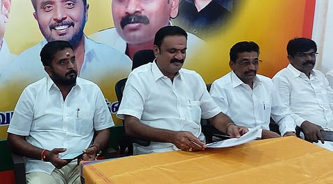 பாஜக அலுவலகத்தில் செய்தியாளா்களை சந்தித்த மாநில துணைத் தலைவா் கே.எஸ்.நரேந்திரன்