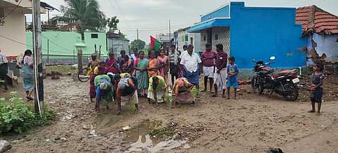 18kvlkal_1812chகழுகுமலையையடுத்த கே.துரைச்சாமிபுரம் ஊராட்சி கே.லட்சுமிபுரம் கிராமத்தில் அடிப்படை வசதிகளை செய்துதர வலியுறுத்தி வெள்ளிக்கிழமை நாற்று நடும் போராட்டம் நடைபெற்றது.n_41_6