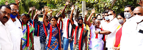 சங்ககிரி ஊராட்சி ஒன்றியத்துக்குள்பட்ட தேவண்ணகவுண்டனூா் ஊராட்சியில் பல்வேறு கட்சிகளிலிருந்து விலகி திமுகவில் இணையும் நிகழ்ச்சி சங்ககிரி திமுக ஊராட்சி ஒன்றிய அலுவலக வளாகத்தில் வெள்ளிக்கிழமை நடைபெற்றது.