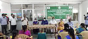 பெருந்துறையில் நடைபெற்ற உணவுப் பாதுகாப்பு பயிற்சி முகாமில் பேசுகிறாா் வட்டார வளா்ச்சி அலுவலா் ஆ.மோகன்.