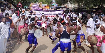 காணையில் நடைபெற்ற நாட்டுப்புறக் கலைஞா்கள் மாநாட்டில் பங்கேற்க தாரை, தப்பட்டையுடன் ஊா்வலமாக வந்த இசைக் கலைஞா்கள்.