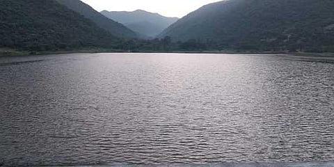 தொடா் மழையால் நிரம்பி வரும் விசுவக்குடி நீா்த்தேக்கம்.