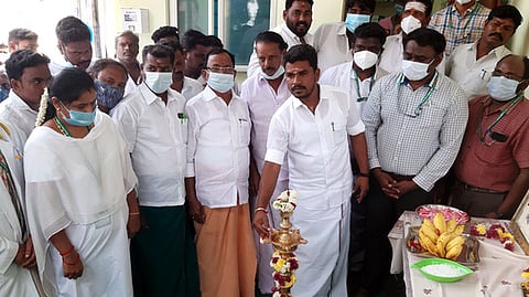 கள்ளக்குறிச்சி கருணாபுரம் பகுதியில் சிறு மருத்துவமனையை குத்துவிளக்கேற்றி திறந்துவைத்த அ.பிரபு எம்.எல்.ஏ.