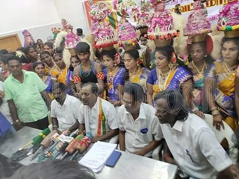 நாட்டுப்புற கலைஞர்களின் வாழ்வாதாரம் மீள கலை நிகழ்ச்சிகளுக்கு அனுமதிக்க வேண்டும்: நாட்டுப்புறக் கலைஞர்கள் சங்கம் வலியுறுத்தல்