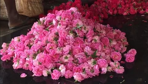 கொடைரோடு சந்தையில் விற்பனைக்காக குவித்து வைக்கப்பட்டிருந்த ரோஜா பூக்கள்.