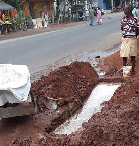 உத்தமபாளையம் பேருந்து நுழைவுவாயிலில் குடிநீர் குழாயில் ஏற்பட்ட உடைப்பு. 