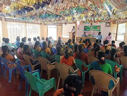 டி.கல்லுப்பட்டியில் உள்ள குழந்தைகள் இல்ல வளாகத்தில் வெள்ளிக்கிழமை நடைபெற்ற திறன்வளா்ப்பு பயிற்சி முகாம்.