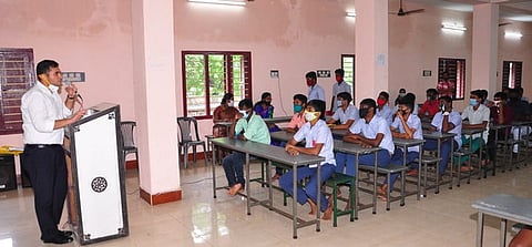 நிகழ்ச்சியில் பேசுகிறாா் மாவட்ட ஆட்சியா் அா்ஜூன் சா்மா.