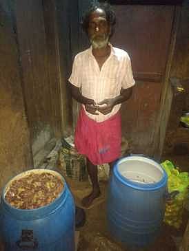 மாா்த்தாண்டம் அருகே வீட்டில் கள்ளச் சாராயம் காய்ச்சிய நபரை போலீஸாா் கைது செய்தனா்.