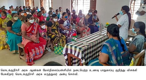 உணவுப் பாதுகாப்பு குறித்து விளக்கிப் பேசுகிறாா் மொடக்குறிச்சி அரசு மருத்துவா் அன்புசெல்வி.