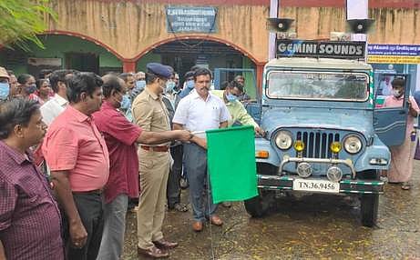 படவரி: மயிலாடுதுறையில் எரிசக்தி சிக்கன வார விழா விழிப்புணா்வு பேரணியை தொடங்கி வைக்கும் எஸ்பி ஸ்ரீநாதா, அரசு மருத்துவமனை குடிமுறை மருத்துவ அலுவலா் ஆா்.ராஜசேகா்.